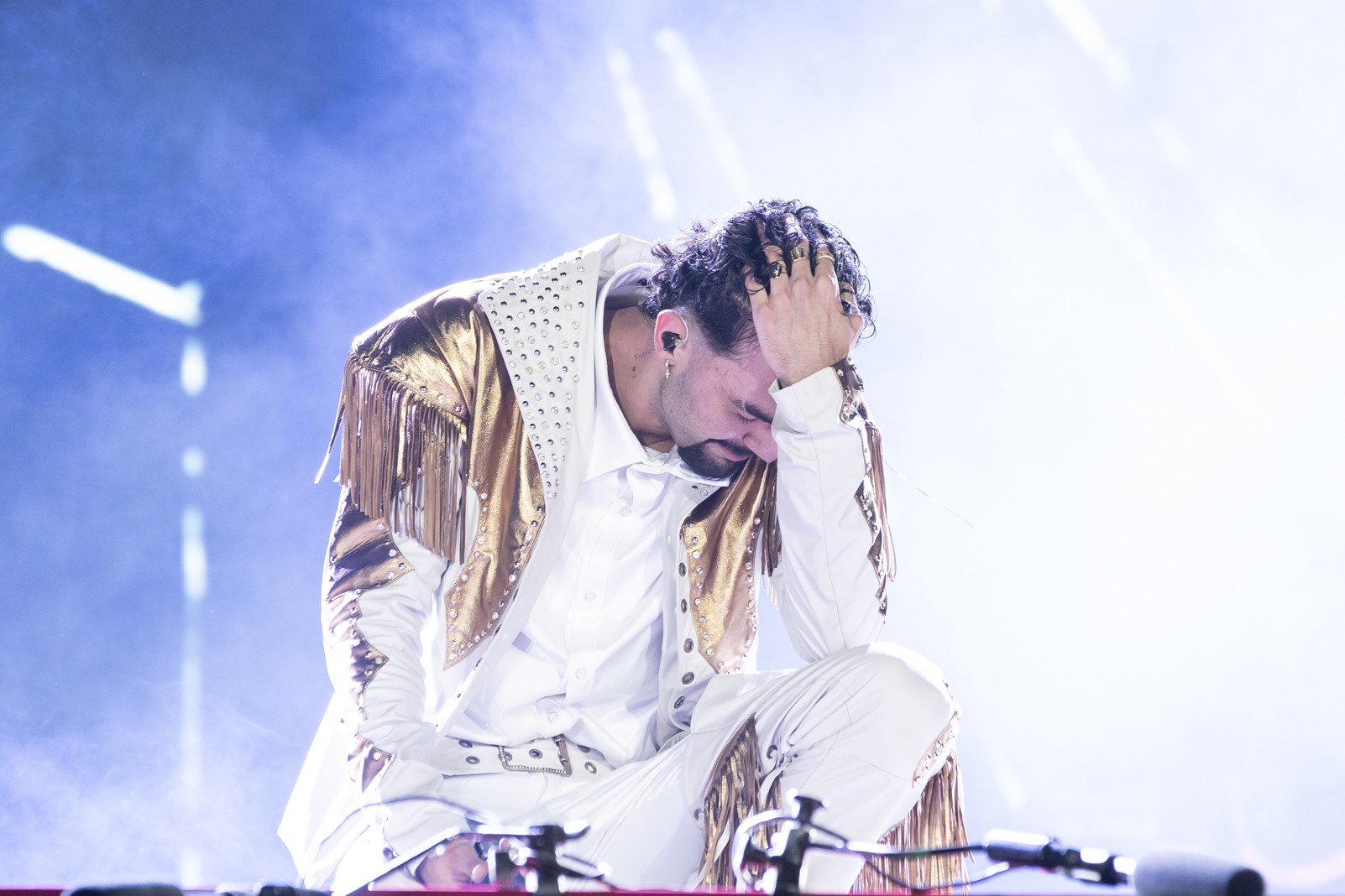 Luan Pereira é atendido em quarto de hotel após passar mal em show em Barretos, SP