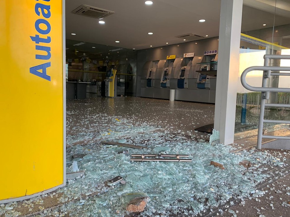 Portas de vidro foram destruídas — Foto: Nice Ribeiro/Grupo Mirante