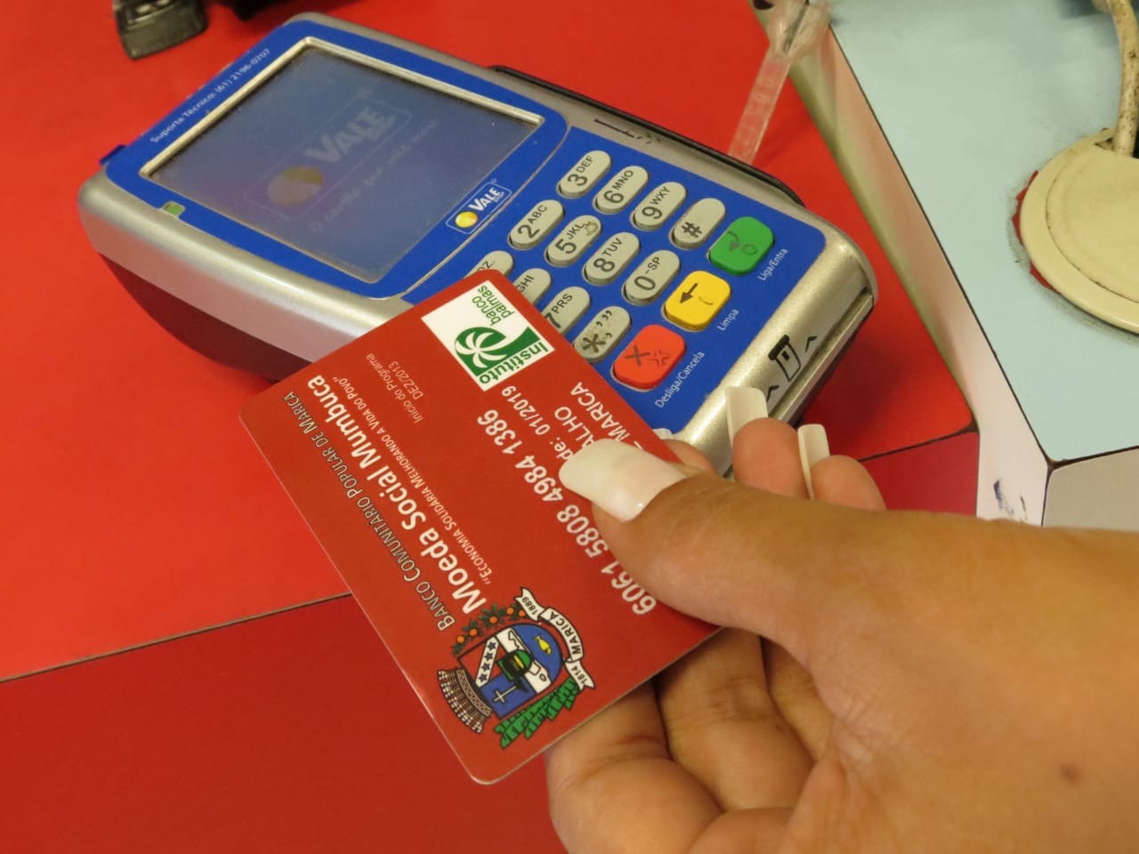 Novos beneficiários do 'Renda Básica de Cidadania' começam a receber o cartão Mumbuca em Maricá 