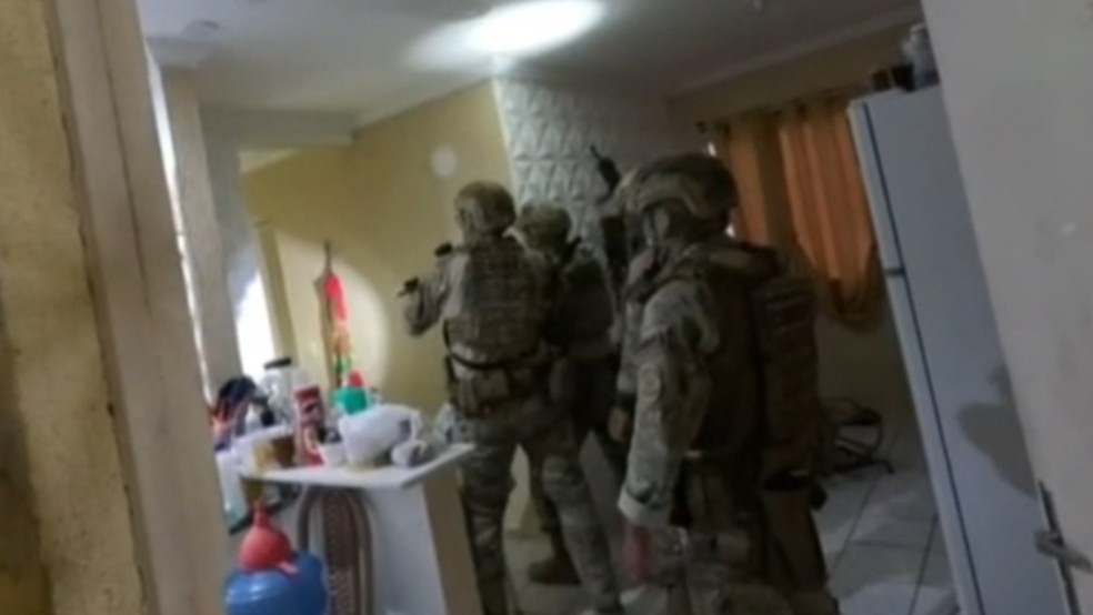 Operação prende 12 membros do 'braço financeiro' de facção, apreende joias e relógios de luxo — Foto: TV Verdes Mares/Reprodução
