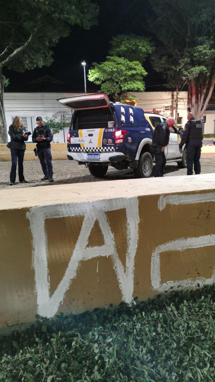 Homem flagrado pichando Largo do Carmo recebe multa de R$ 12 mil em Mogi das Cruzes