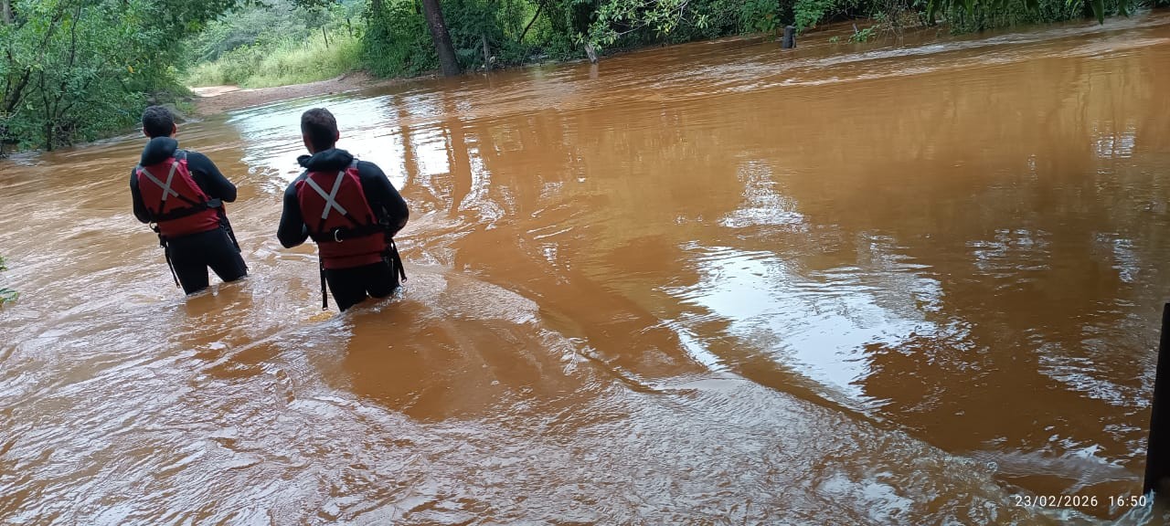 Bombeiros resgatam corpo de homem que desapareceu após carro ser arrastado por correnteza em Porteirinha