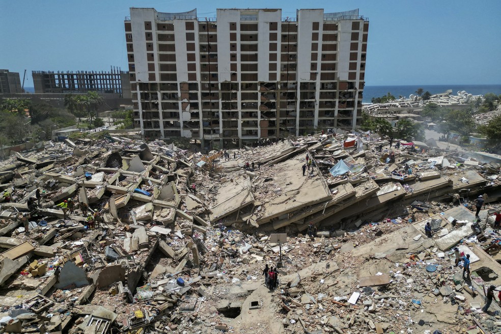 Prédios destruídos por terremotos em Caraballeda, no estado de La Guaira, na Venezuela, em 27 de junho de 2026. — Foto: Federico Parra/AFP