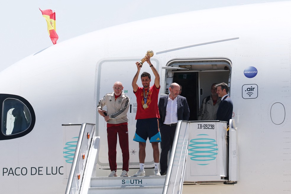 Rodri levanta a taça da Copa ao sair de avião — Foto: REUTERS