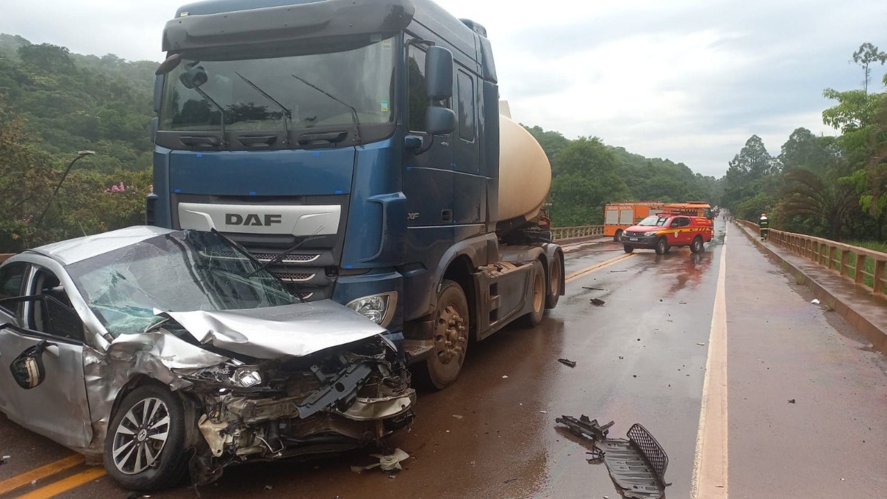 Acidente entre carreta e quatro carros deixa cinco pessoas feridas na BR-356, em Itabirito