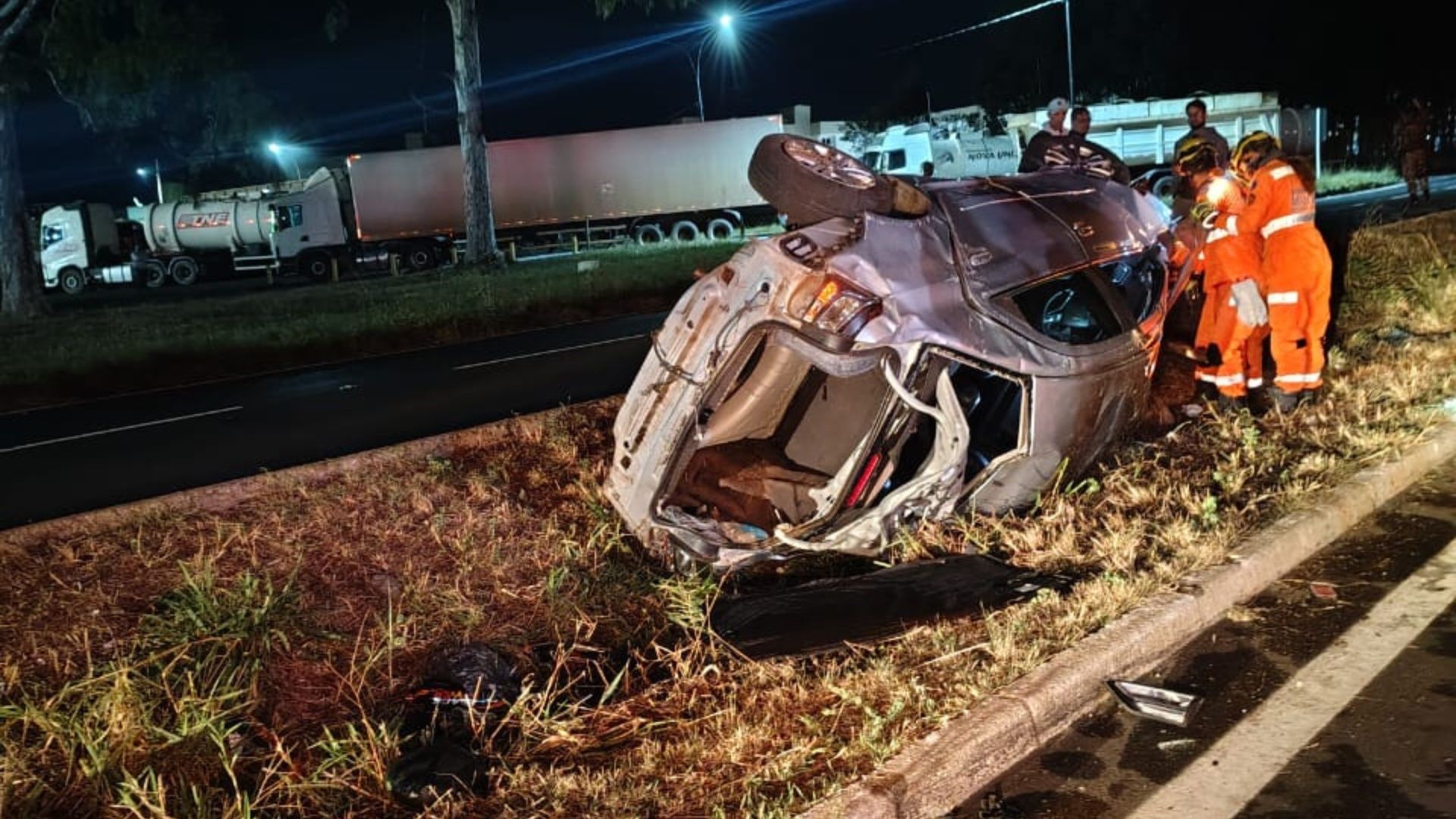 Capotamento na MGC-497 deixa três jovens gravemente feridos em Uberlândia