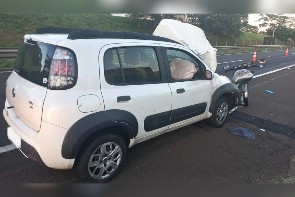 Carro atingiu a traseira da motocicleta na SP-270; piloto foi socorrido, mas não resistiu — Foto: Polícia Militar Rodoviária/Divulgação