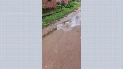Lixo acumulado e falta de asfaltamento prejudica rua do bairro Chico Mendes