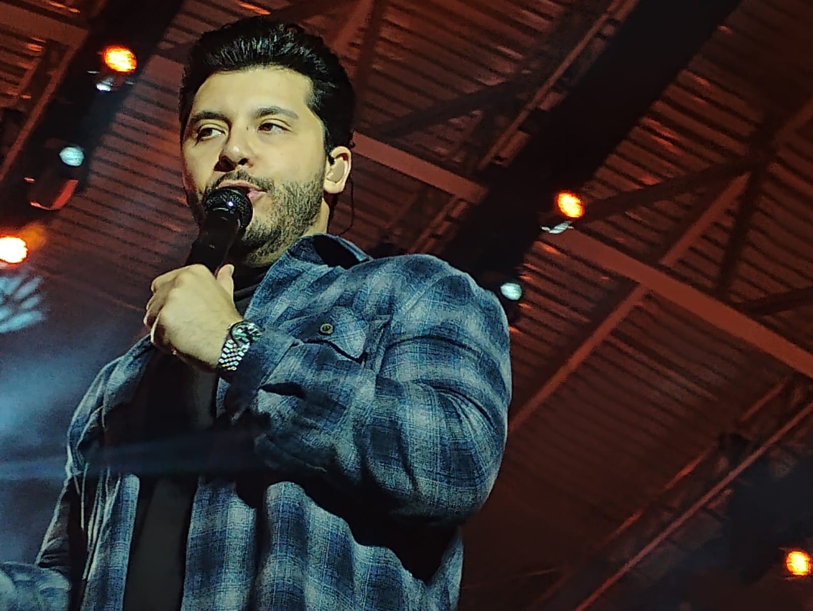 Com clássicos e hits, Murilo Huff empolga e encanta público na 1ª noite da Festa Junina de Votorantim