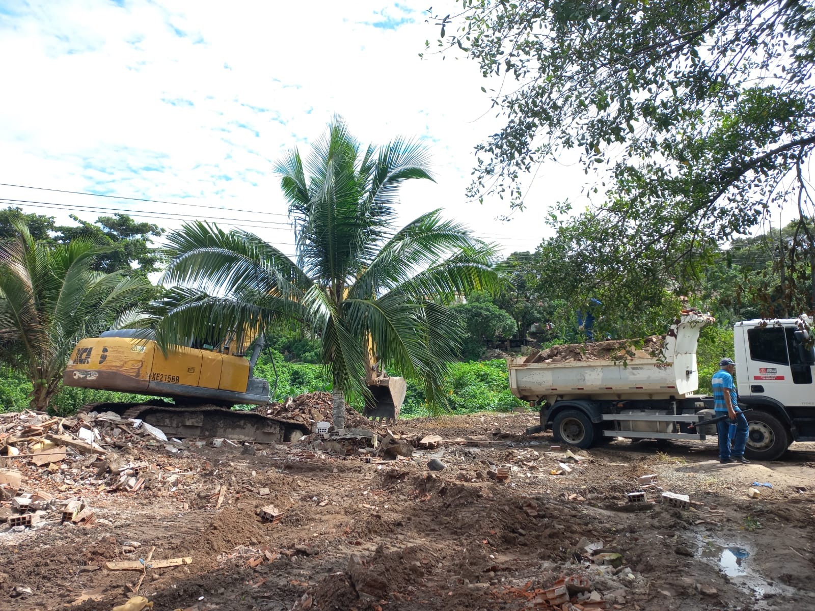 Currais de porcos construídos às margens do Rio Jaguaribe são demolidos, em João Pessoa