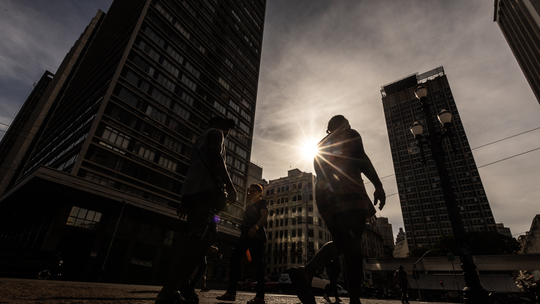 Onda de frio se afasta do país e temperaturas devem voltar a subir no fim de semana; veja previsão - Na sexta-feira (13), capitais do Sudeste ainda registraram as menores marcas do ano. Termômetros devem ficar mais amenos no domingo. 
