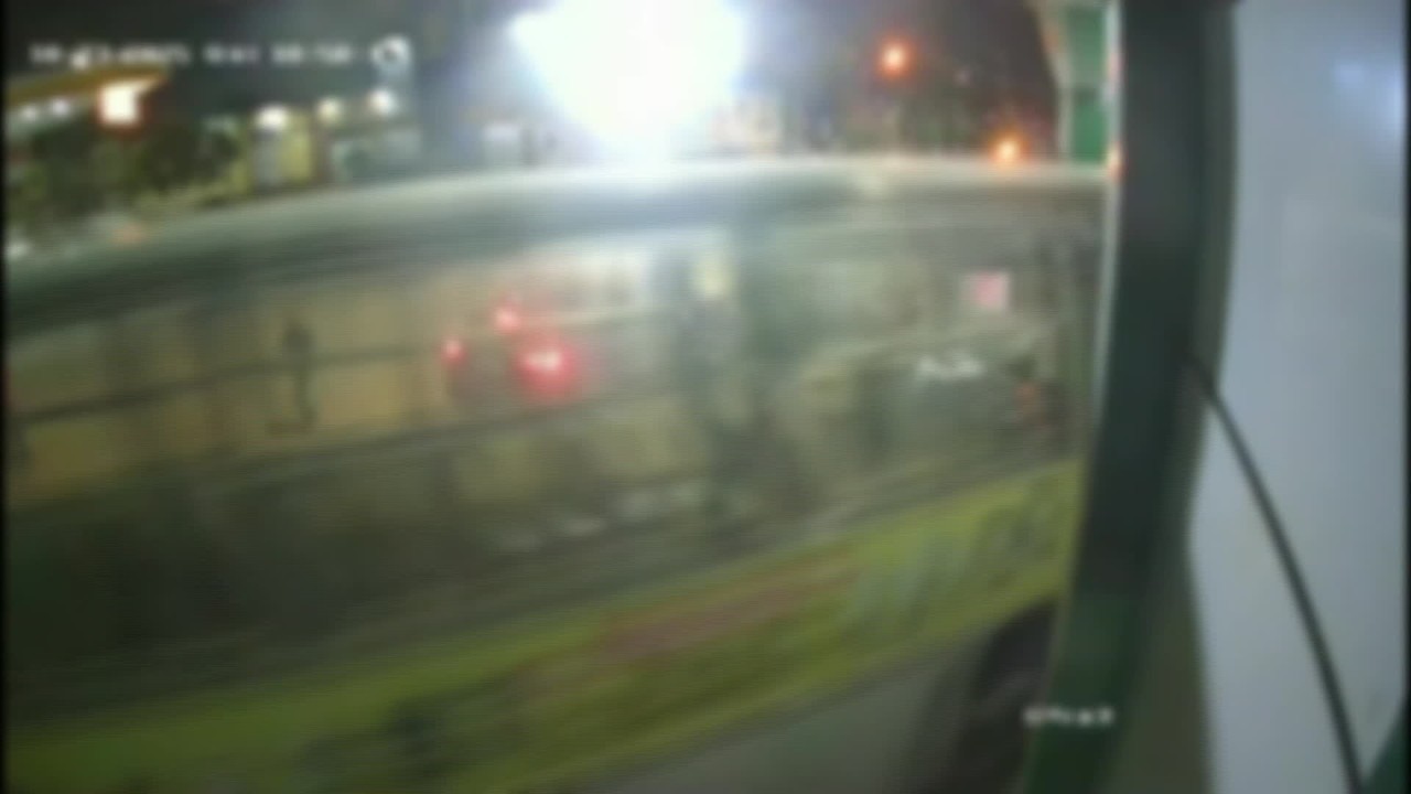 VÍDEO: ônibus desgovernado sobe calçada, bate em estabelecimento comercial e assusta pedestres em Itabaiana