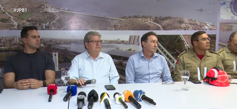 Governador João Azevedo afirma que reservatório não apresentou sinais de rompimento — Foto: TV Paraíba