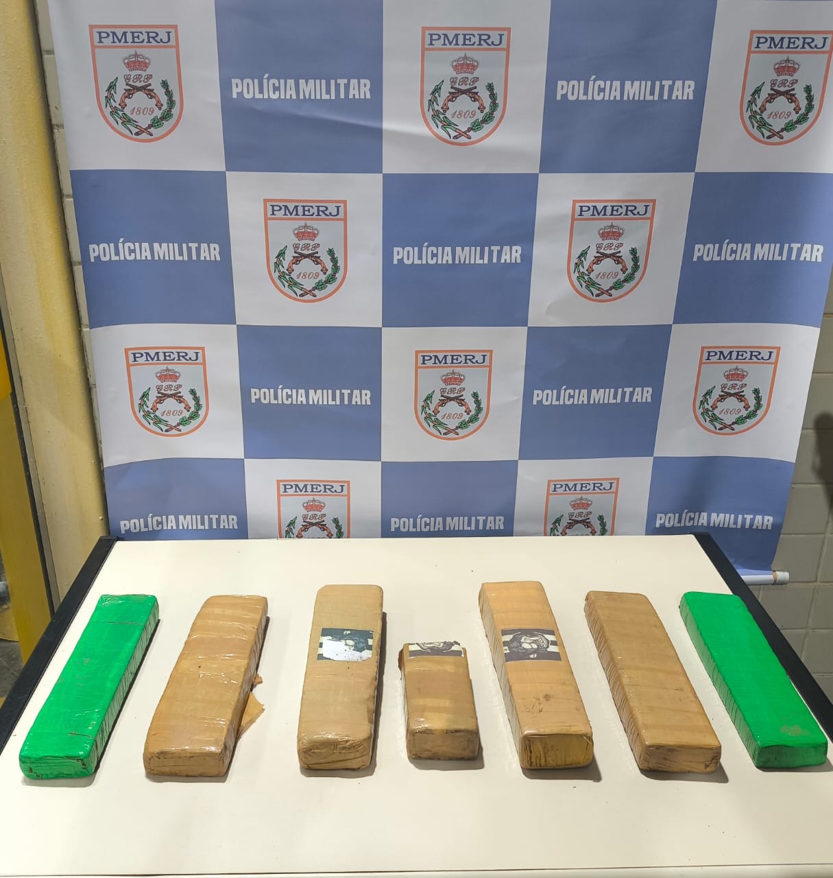 Cerca de 7 kg de maconha são apreendidos dentro de carro na RJ-137, em Vassouras