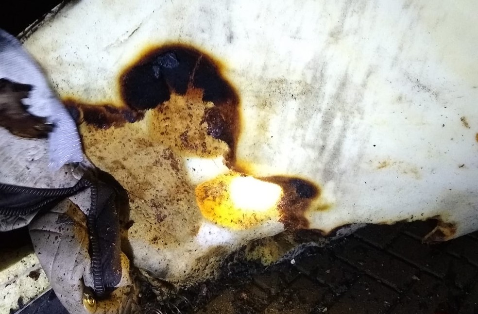 Aparelho celular estava carregando em cima de uma cama quando as chamas iniciaram — Foto: Bombeiros/Divulgação