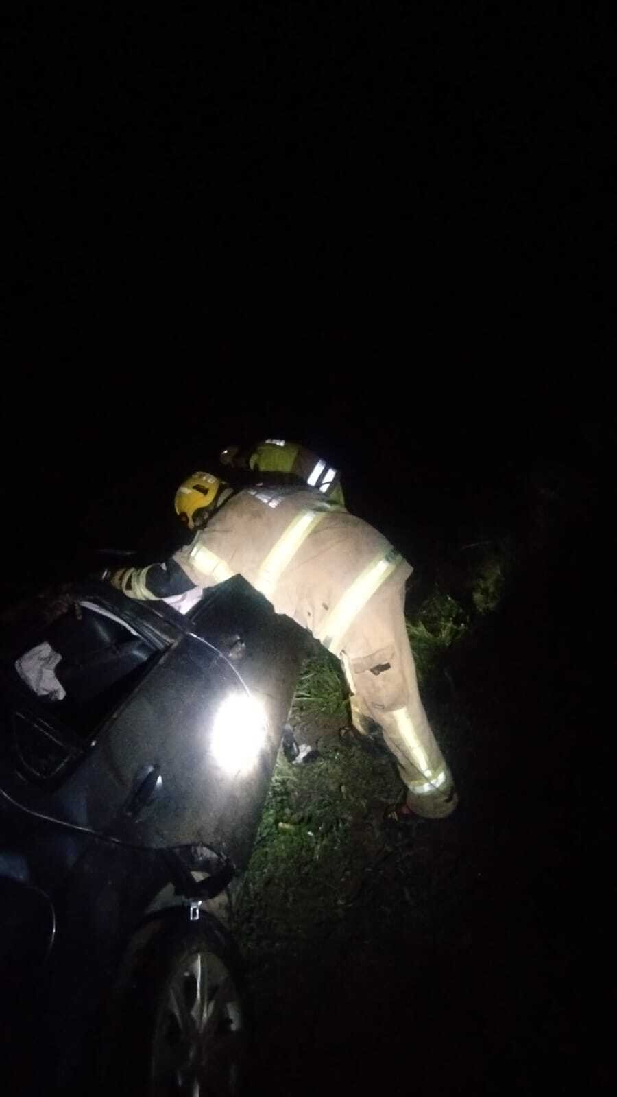 Duas mulheres ficam feridas após carro sair da pista e capotar na BR-251