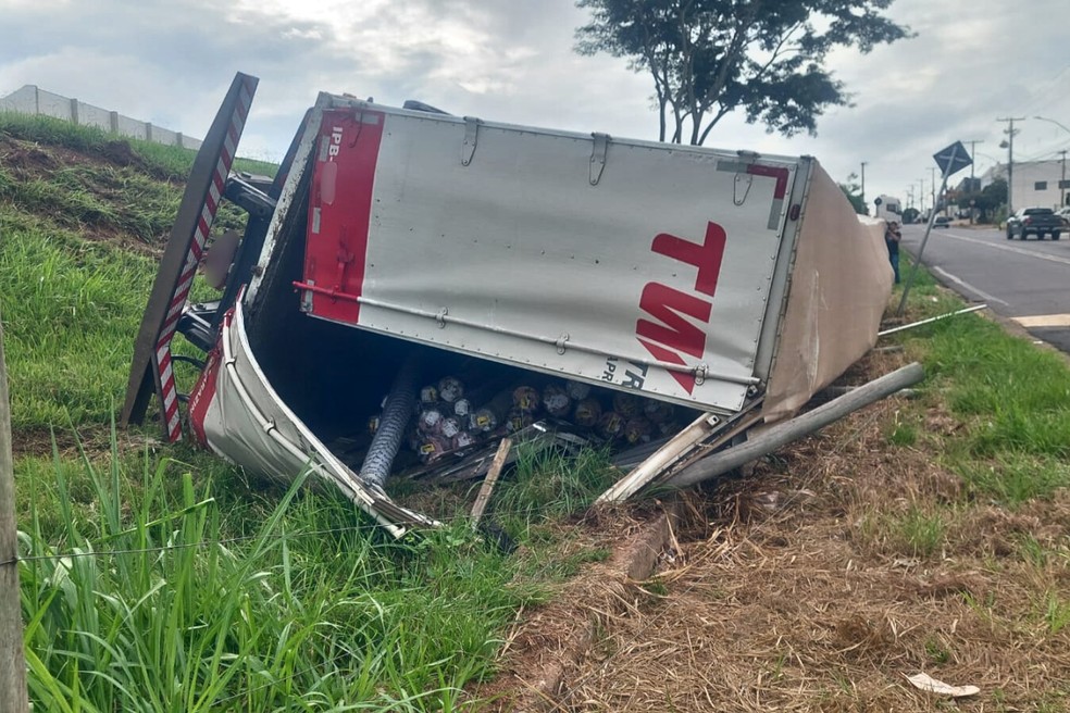 Caminhão saiu da SP-270 e caiu às margens da Avenida Joaquim Constantino — Foto: Ana Claudia Palacio/TV TEM