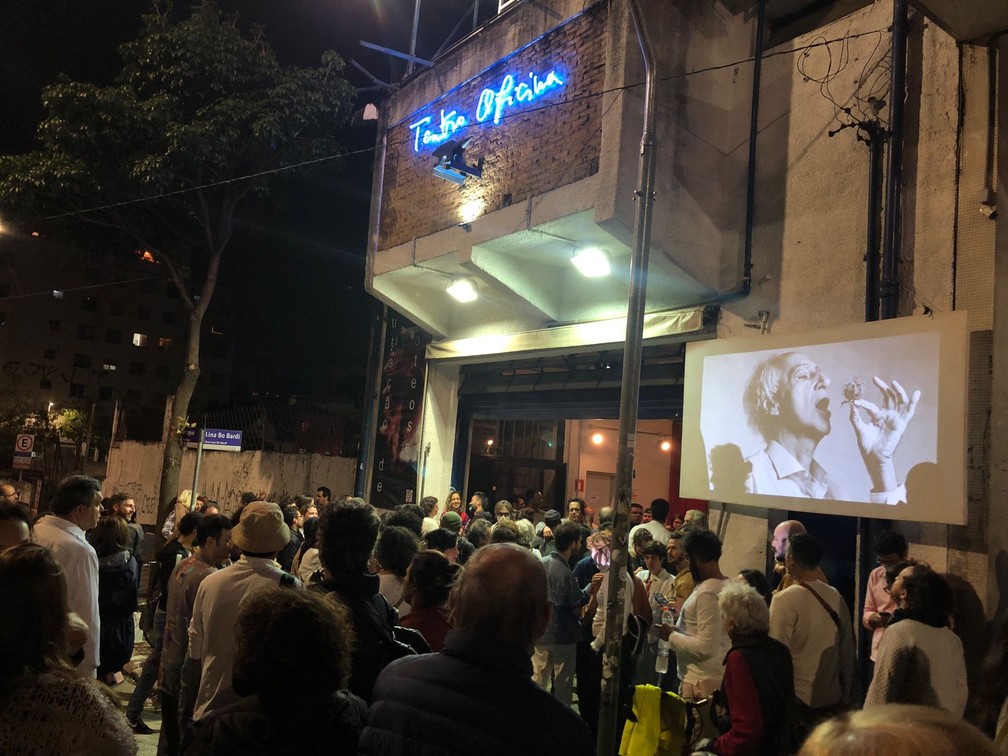 Público assiste a rito de despedida de Zé Celso Martinez na rua, em frente ao Teatro Oficina, no Centro de SP — Foto: Claudia Castelo Branco/g1