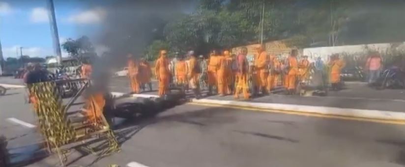 Garis protestam na av. Mário Covas cobrando terceirizada de salários atrasados há 5 meses