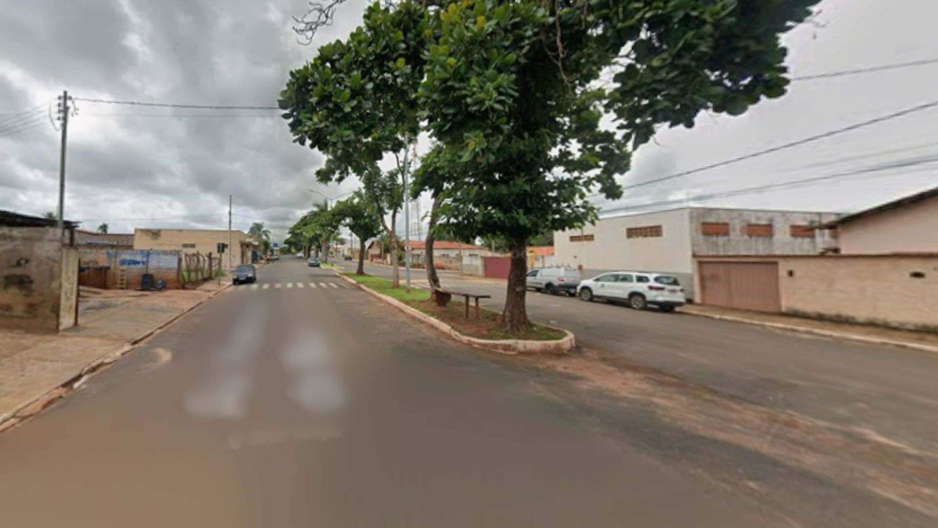 Homem corre em chamas por avenida após mulher jogar álcool e atear fogo nele em MG