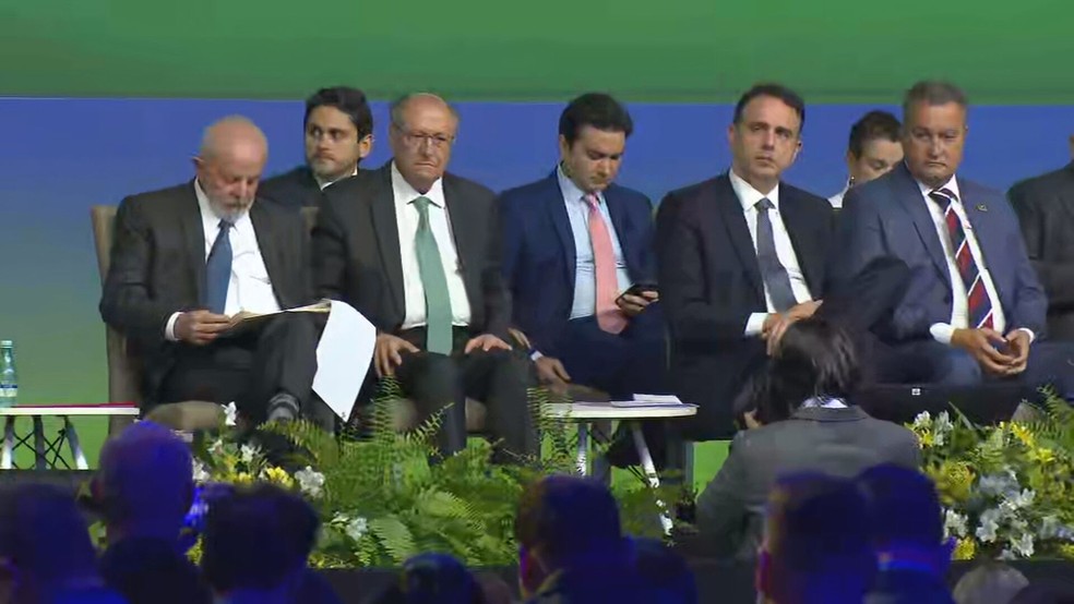 Presidente Lula e mais autoridades participam da abertura da 25ª 'Marcha dos Prefeitos' — Foto: TV Globo/Reprodução