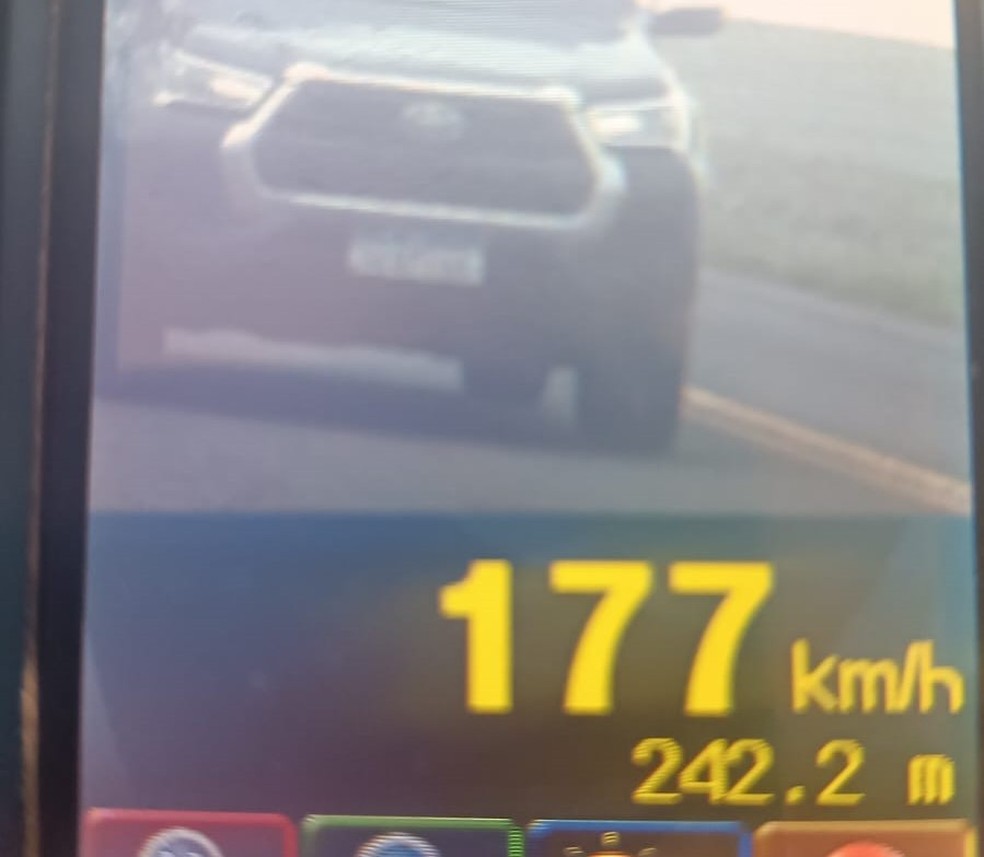 Motorista é flagrado a 177 km/h em rodovia no Paraná — Foto: PBRv