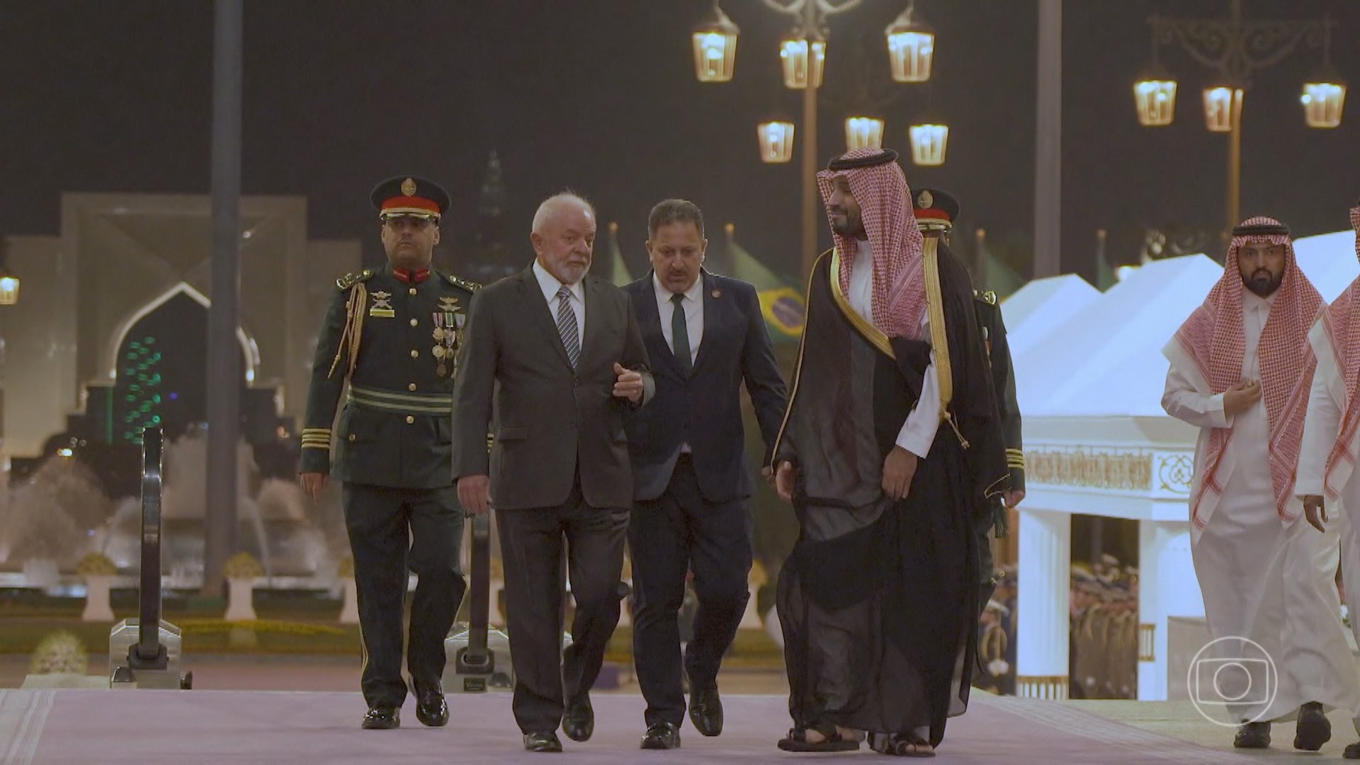 Lula se reúne com o príncipe herdeiro da Arábia Saudita na primeira etapa de viagem ao Golfo Pérsico