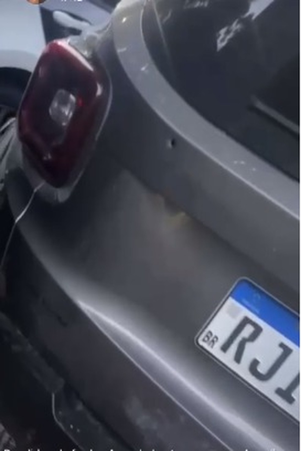 Marca do disparo que atingiu o ombro de Rafaella, que estava no banco atr&aacute;s do motorista.  &mdash; Foto: Reprodu&ccedil;&atilde;o