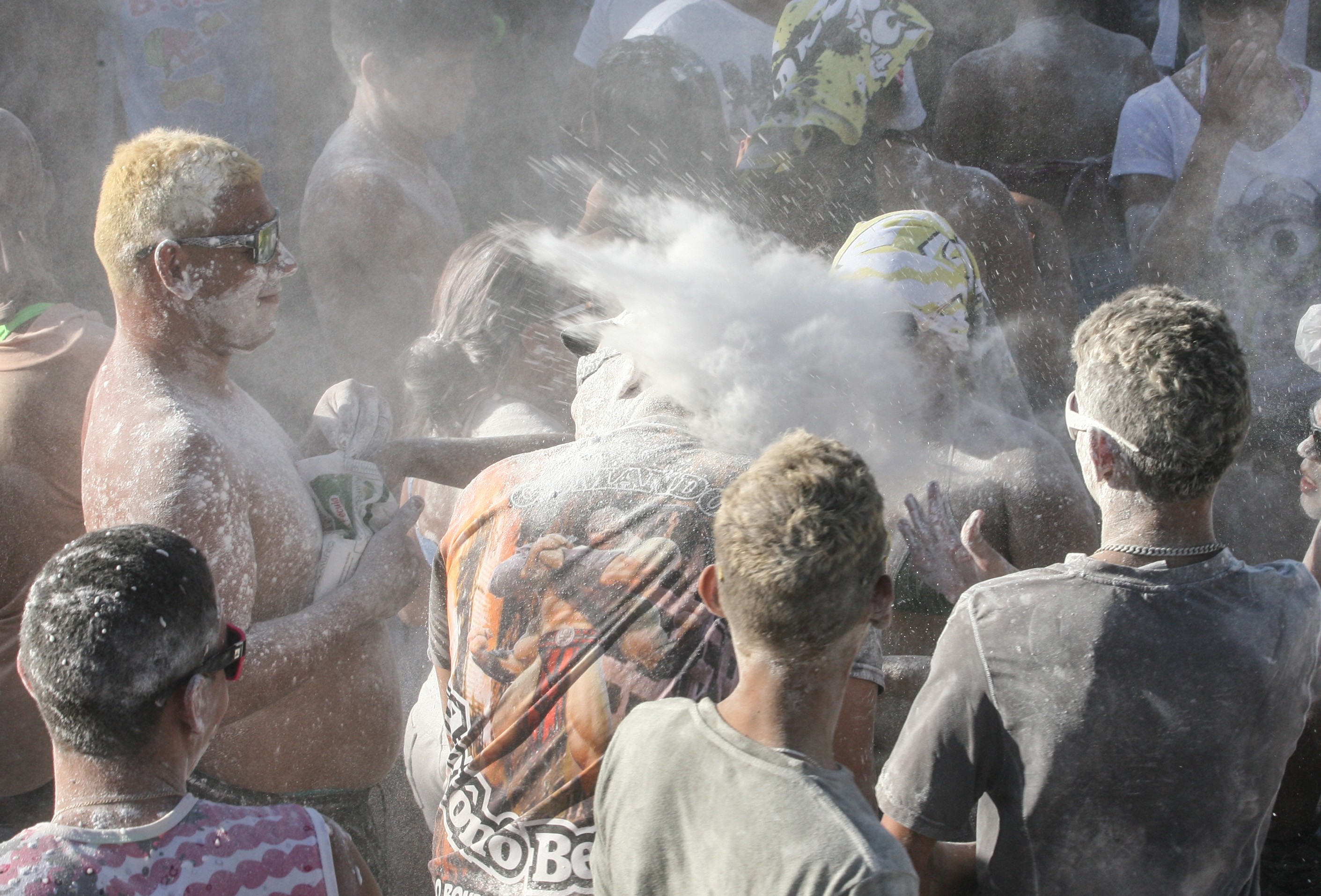Festa de mela-mela: tradição tem origem portuguesa com lama e urina no lugar da goma e amido de milho