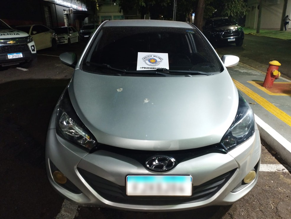Carro furtado foi apreendido em Presidente Prudente (SP) — Foto: Polícia Militar