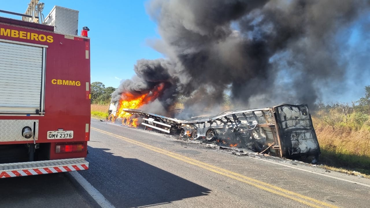 Carreta frigorífica com 28 toneladas de carne pega fogo na MGC-452