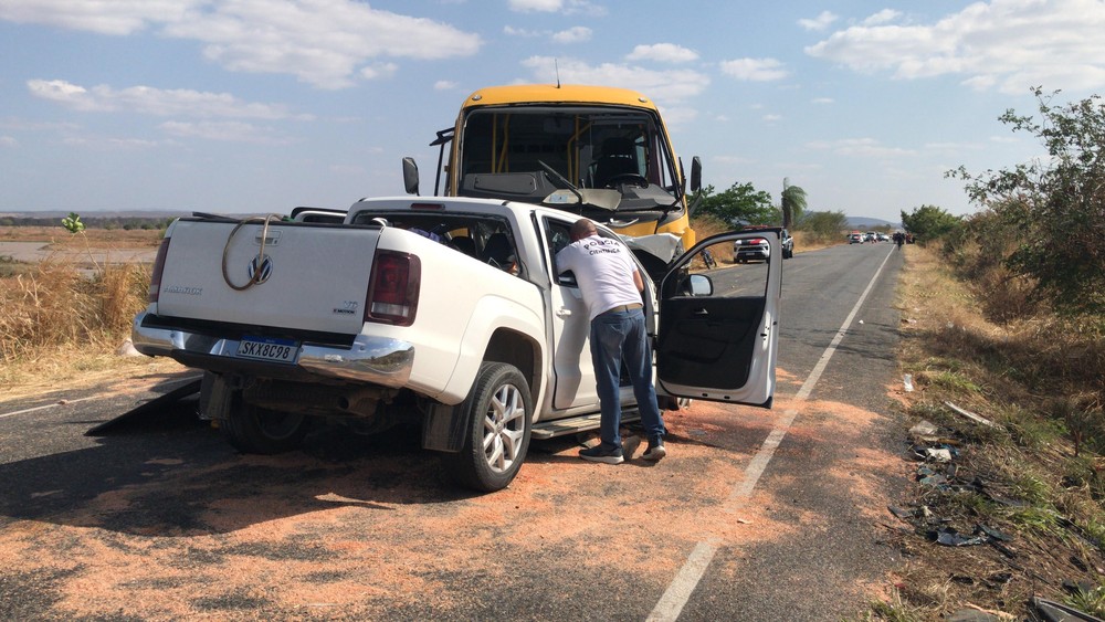 Acidente entre ônibus escolar e caminhonete deixa um morto e 16 feridos na PB-393