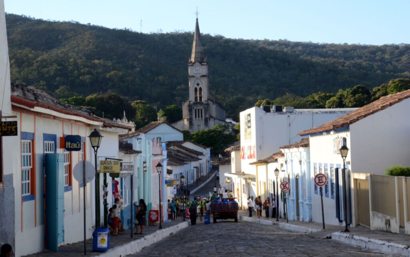 Prefeitura de Goiás abre seleção com mais de 50 vagas e salário de até R$ 4,5 mil