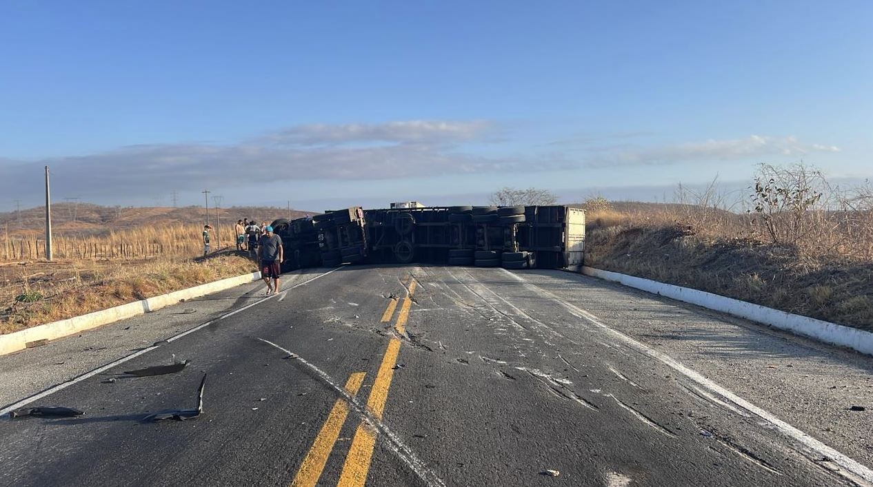 Carreta tomba após bater em carro e bloqueia rodovia no Ceará