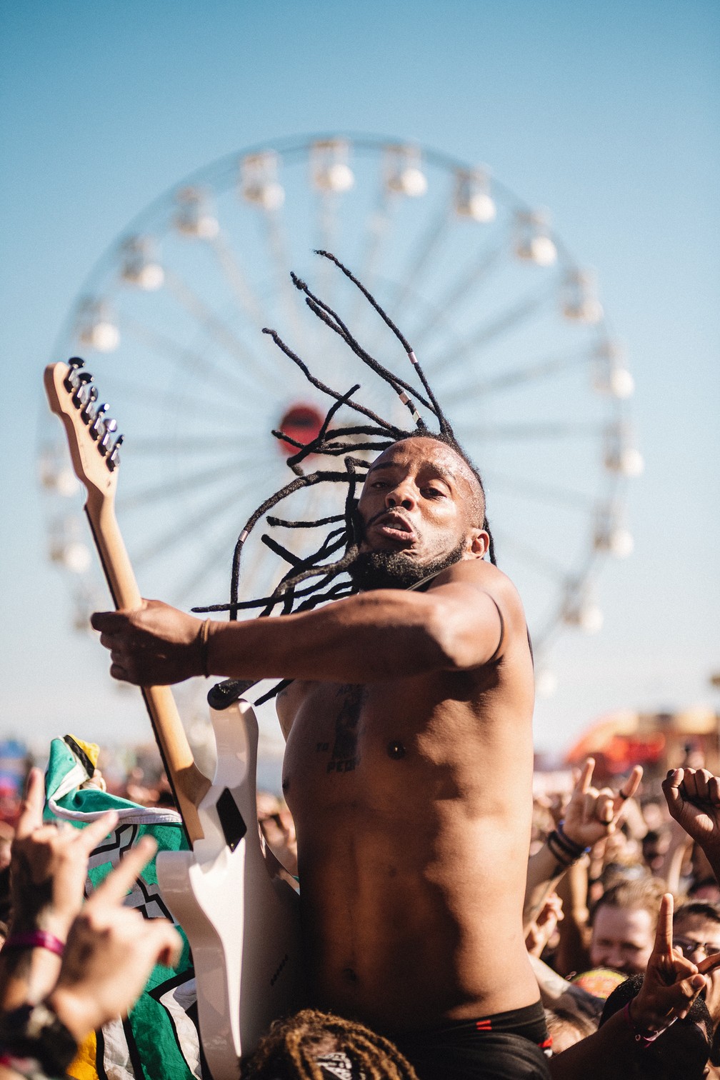 Vocalista do Black Pantera interage com o público na abertura do Rock in Rio — Foto: Fernando Schlaepfer/Rock in Rio