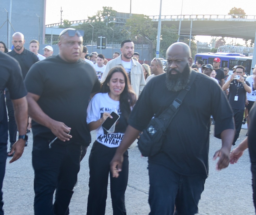 A esposa do MC Ryan SP, Giovana Roque, sai aos prantos após saber que seu marido Mc Ryan continuará preso — Foto: Edu Araujo/Agnews