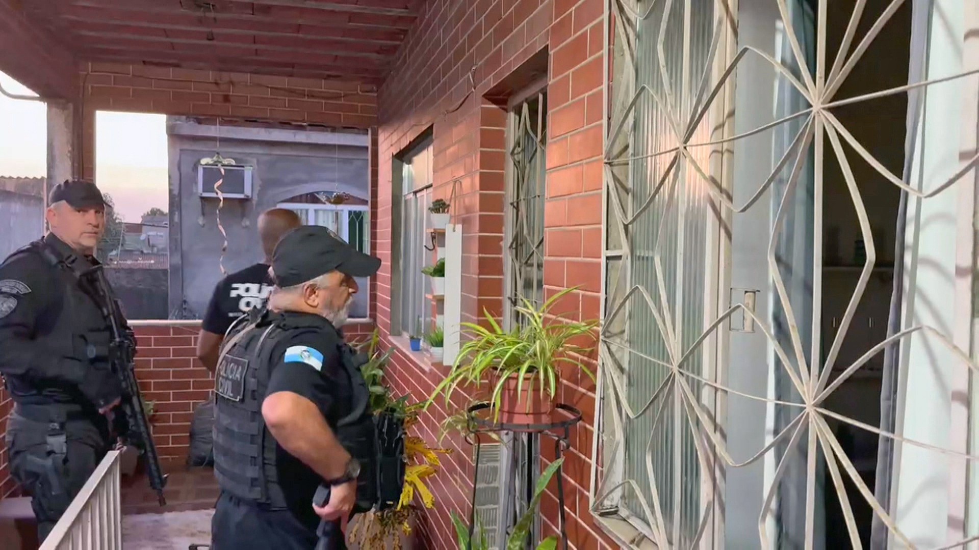 Polícia tenta prender 6 em operação contra fraude a idosos