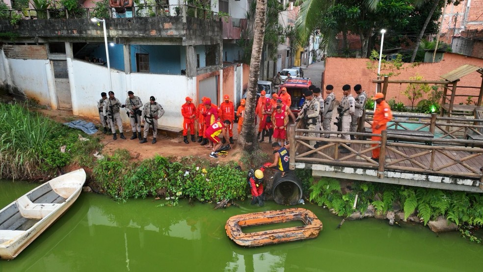 Corpo de adolescente que desapareceu após cair em lagoa de Salvador é encontrado — Foto: Corpo de Bombeiros