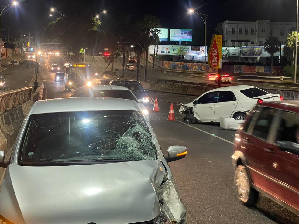 Carro capotou em cima da Ponte Juscelino Kubitschek, em Teresina — Foto: Christhian Sousa/TV Clube