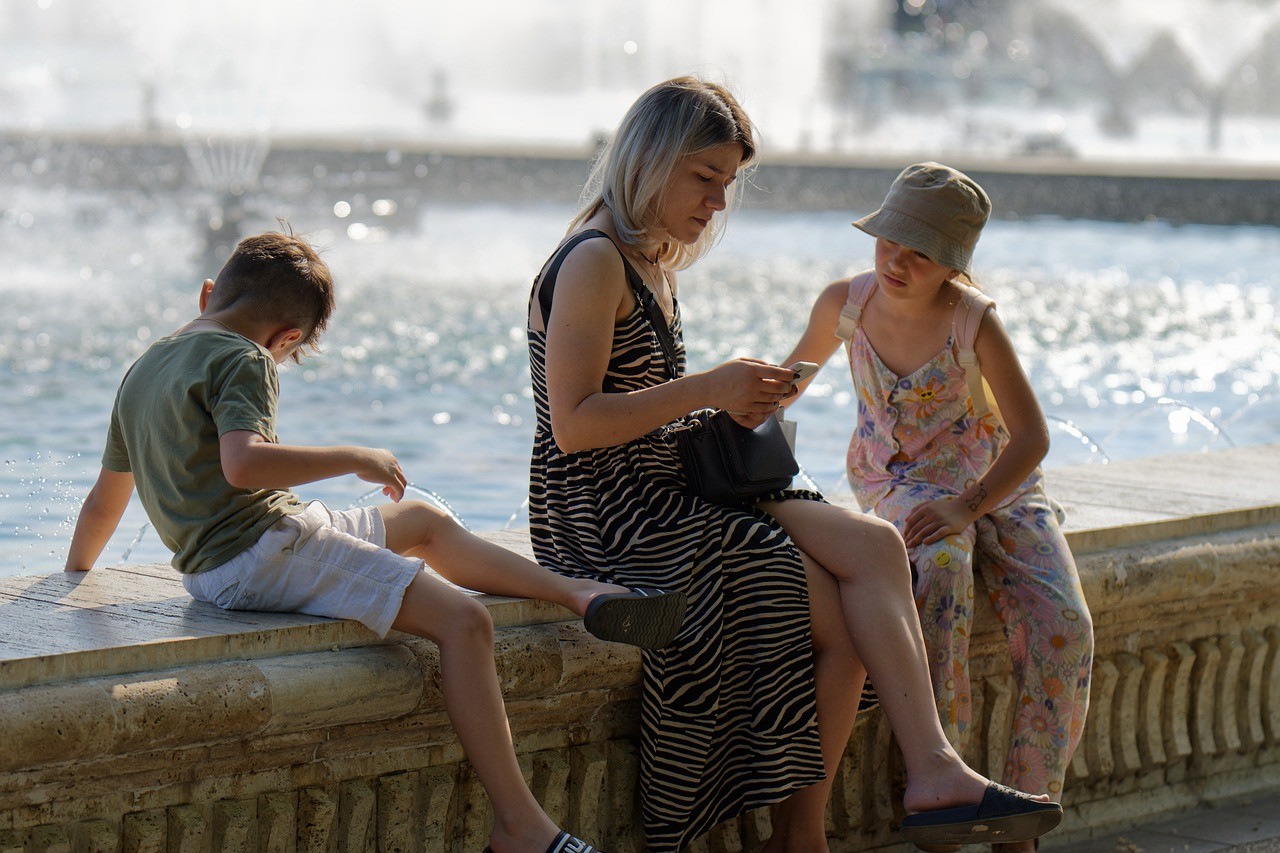 Geração sanduíche, que cuida de filhos e pais idosos, enfrenta maior declínio físico e mental