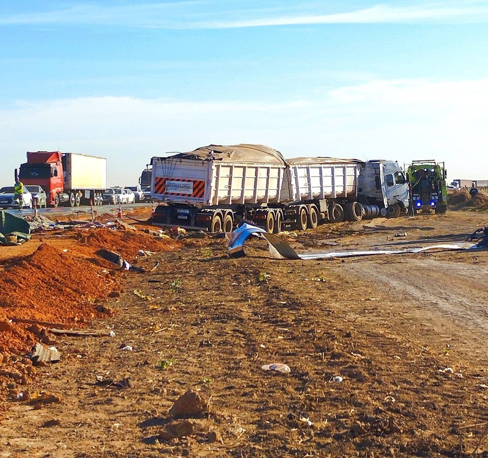 Acidente entre carreta e ônibus na BR-163, em Lucas do Rio Verde. — Foto: Reprodução