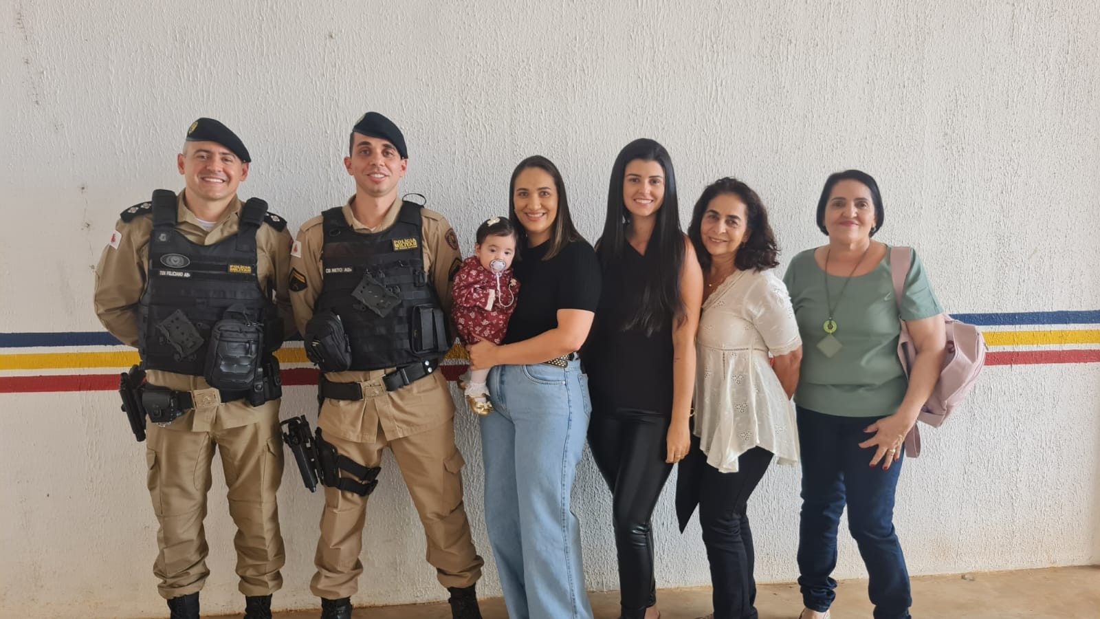 PM que salvou bebê engasgada em Divinópolis é homenageado pelos pais da criança
