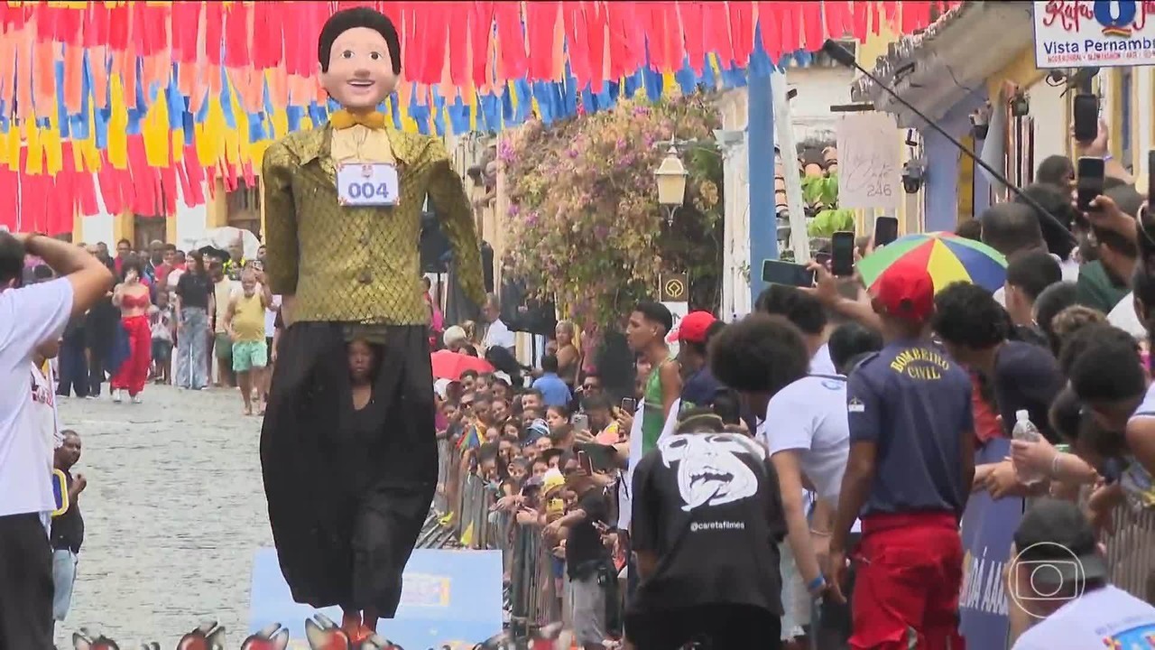 Bonecos gigantes e blocos tradicionais dominam o sábado de pré-carnaval em Pernambuco