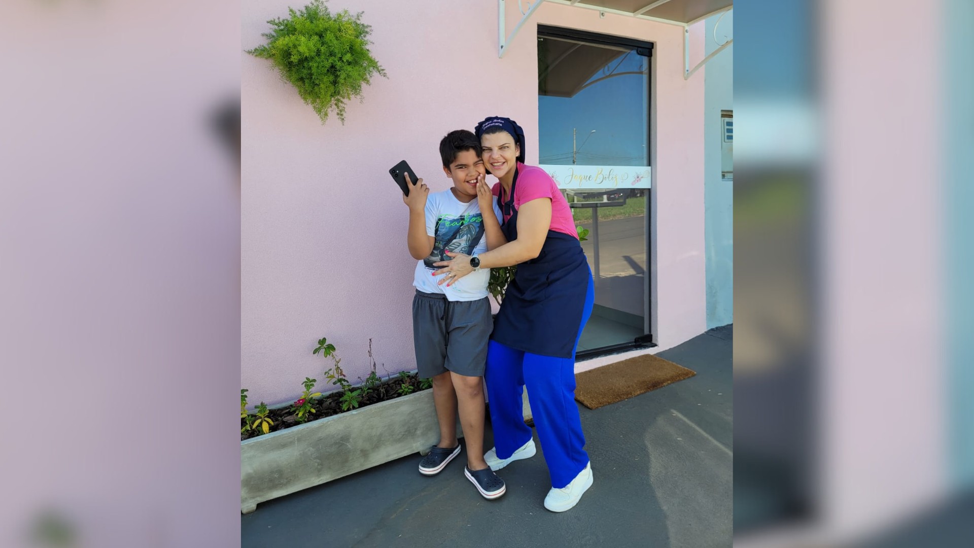 Mulher larga emprego e aprende a fazer bolos para garantir sustento do filho autista: 'Transformou minha vida'