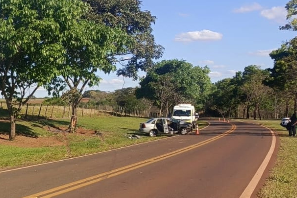 Passageira morre após carro bater contra árvore em via de acesso em São João do Pau d'Alho