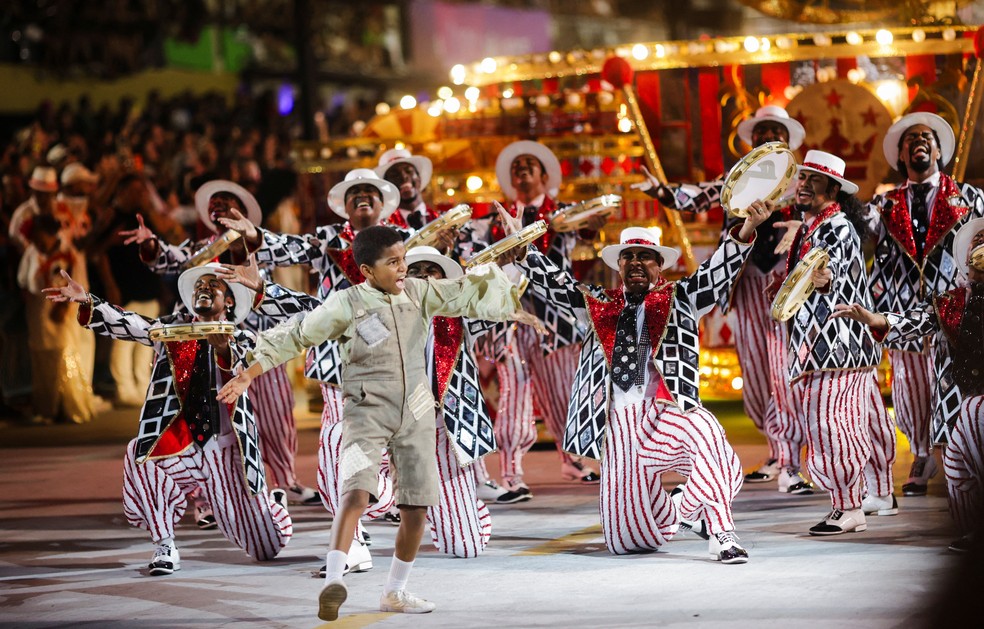 Viradouro desfila na Sapucaí no segundo dia de desfiles — Foto: Reuters/Ricardo Moraes