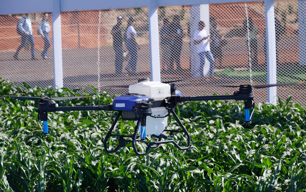 Drones apresentados na Agrishow 2024 em Ribeirão Preto, SP, para uso no campo — Foto: Érico Andrade/g1