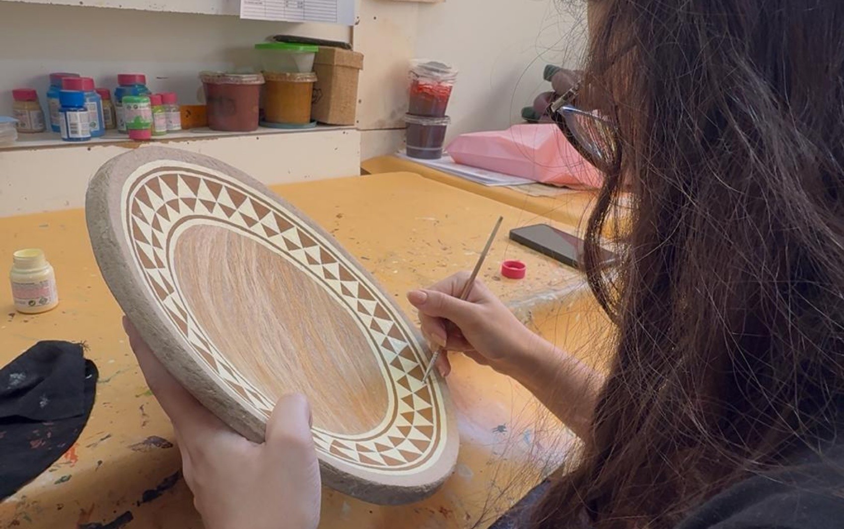 Artesãos de Brazópolis e Maria da Fé recebem apoio para emissão de Carteira Nacional do Artesão; veja como fazer