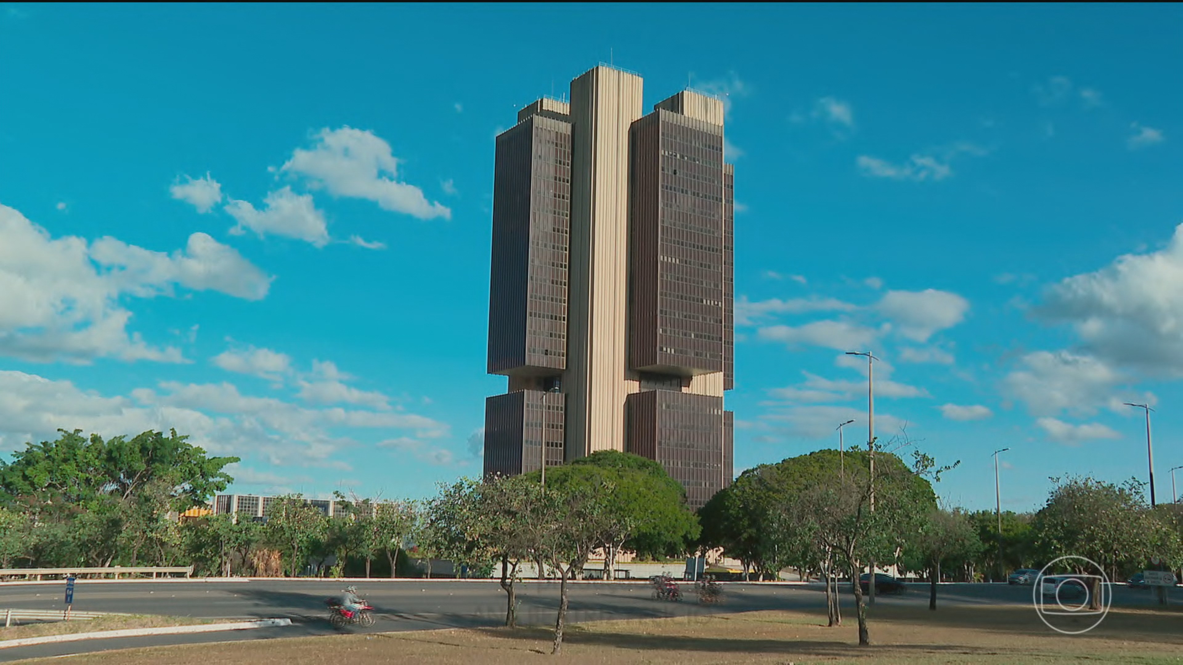 Copom reduz taxa de juros, e o FED mantém