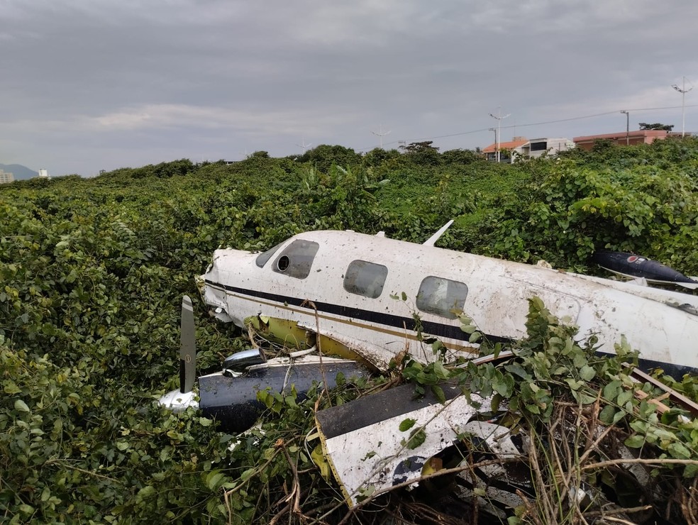Avião de pequeno porte caiu em Navegantes (SC) nesta segunda-feira (6) — Foto: Corpo de Bombeiros/ Divulgação